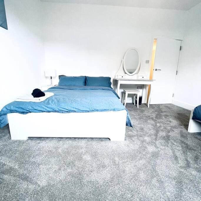 Holiday home 2 Bedroom Modern House In Centre